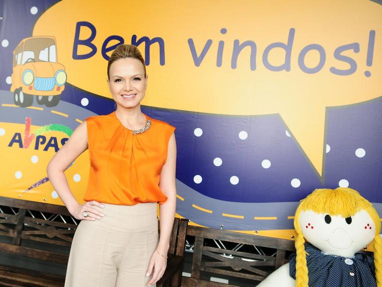 Eliana posa com a boneca Heleninha, símbolo da luta contra o câncer infantil