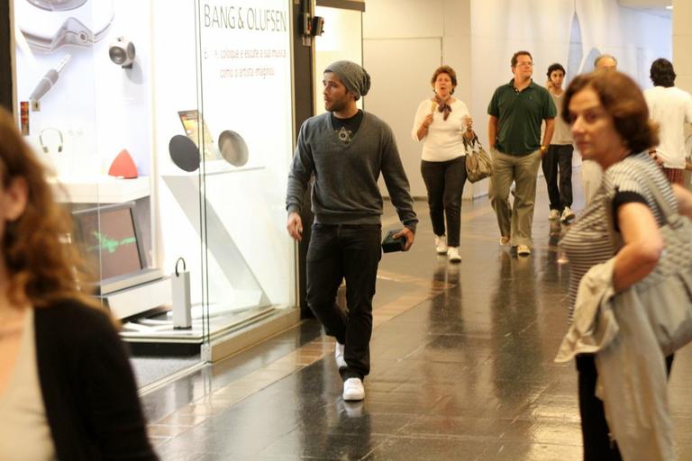 Bruno Gagliasso passeia por shopping carioca