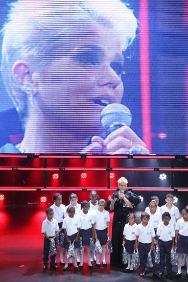 Xuxa Meneghel se emociona durante homenagem no Prêmio Extra de Televisão