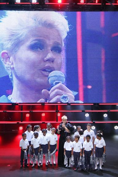 Xuxa Meneghel se emociona durante homenagem no Prêmio Extra de Televisão