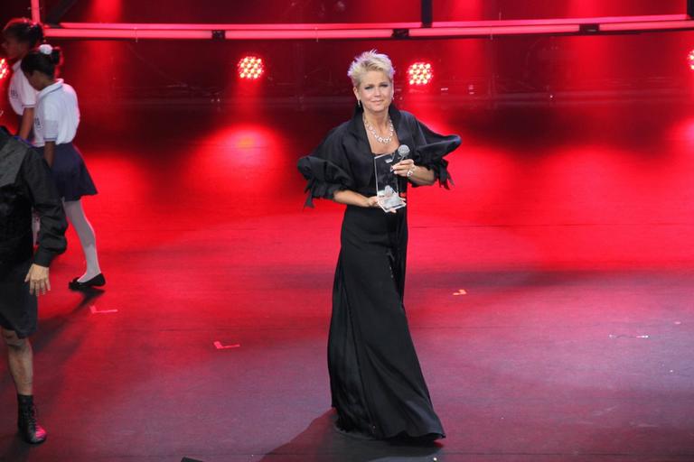 Xuxa Meneghel se emociona durante homenagem no Prêmio Extra de Televisão