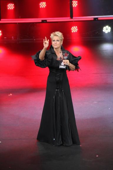 Xuxa Meneghel se emociona durante homenagem no Prêmio Extra de Televisão