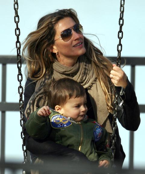 Gisele Bündchen se diverte com o filho, Benjamin