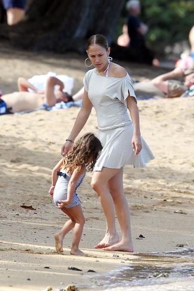 Jennifer Lopez aproveita praia com filha e affaire