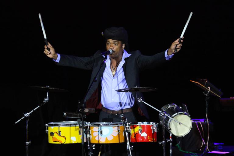 Carlinhos Brown se apresenta em São Paulo