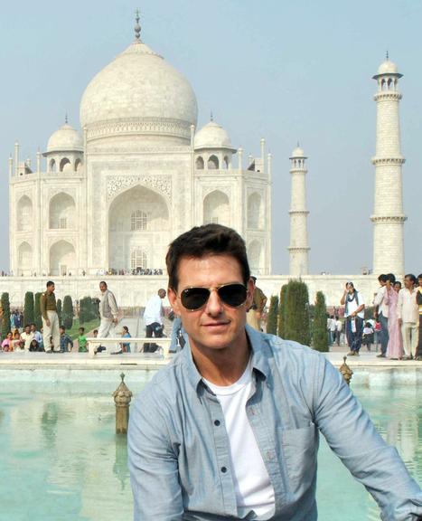 Tom Cruise em frente ao Taj Mahal, na Índia 