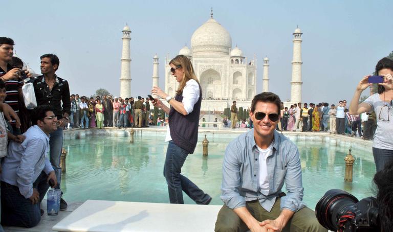 Tom Cruise em frente ao Taj Mahal, na Índia 