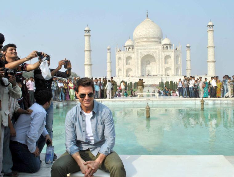 Tom Cruise em frente ao Taj Mahal, na Índia 