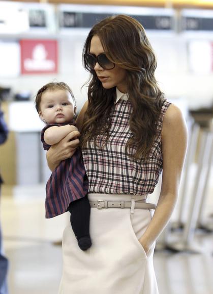 Harper Seven, no colo da mamãe Victoria Beckham