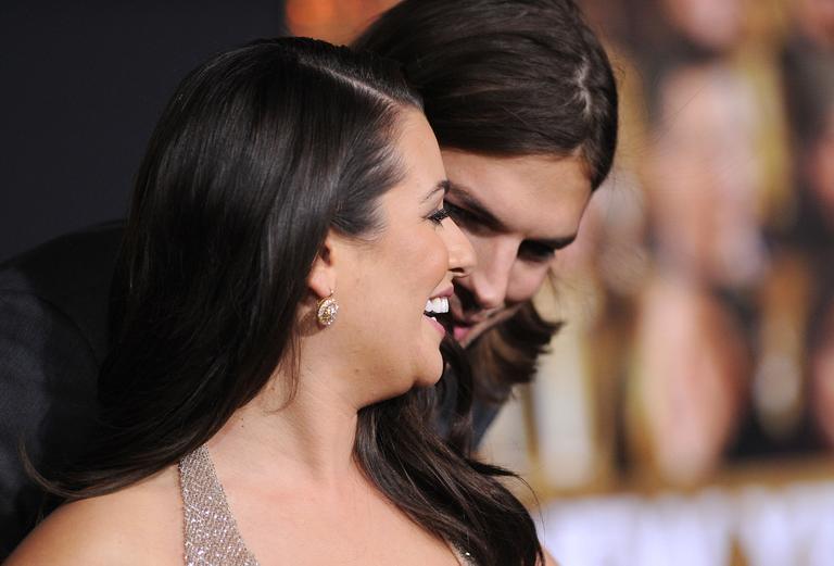 Ashton Kutcher de olho no decote de Lea Michelle