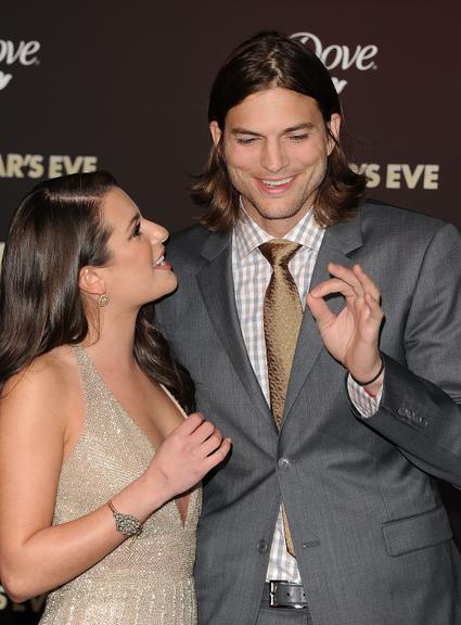 Ashton Kutcher de olho no decote de Lea Michelle