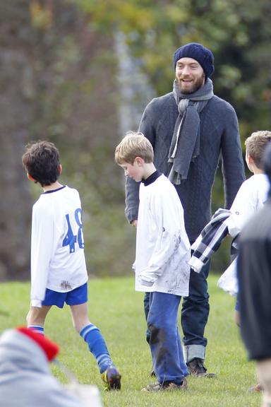 Jude Law torce por filho em jogo de futebol na Inglaterra