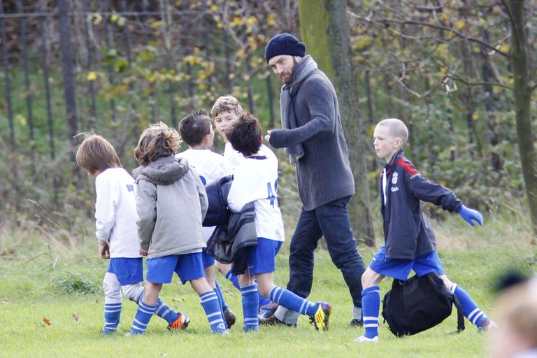 Jude Law torce por filho em jogo de futebol na Inglaterra