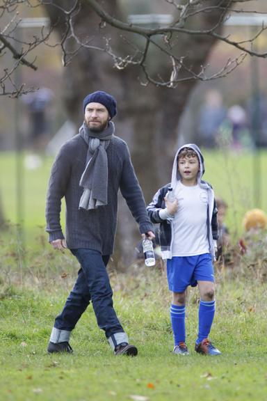 Jude Law deixa partida ao lado do filho Rudy