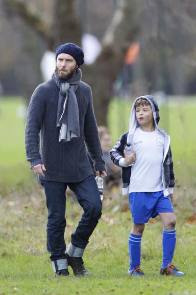 Jude Law deixa partida ao lado do filho Rudy