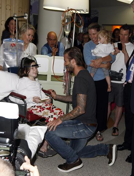 David Beckham visita crianças doentes em hospital