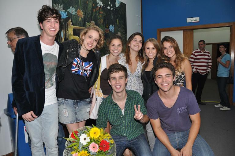 Elenco da peça 'Alice e Gabriel' com o diretor Johnny Massaro e as atrizes Carla Diaz, Marcella Rica e Isabella Dionísio