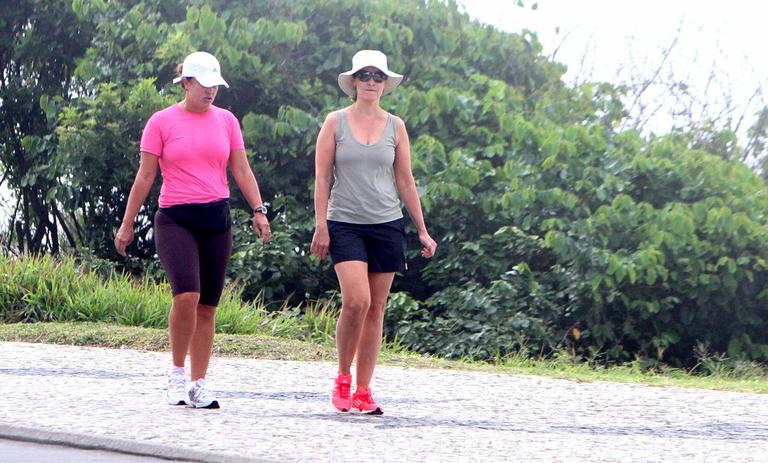 Fátima Bernardes em caminhada matinal 