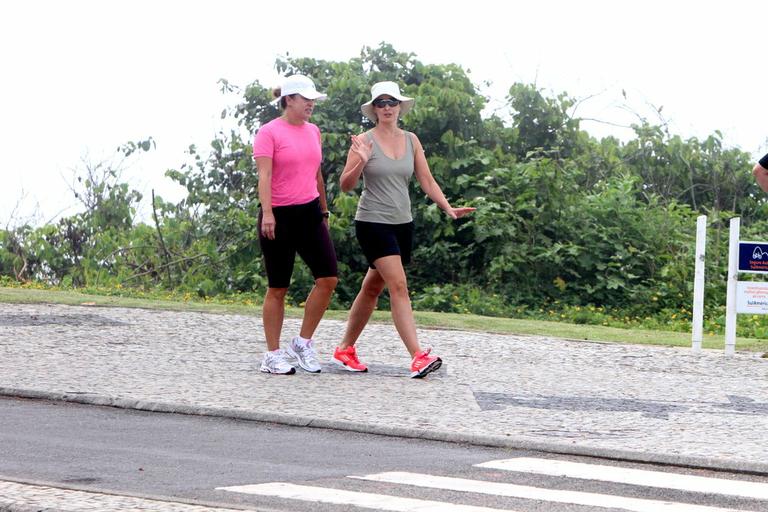 Fátima Bernardes em caminhada matinal 