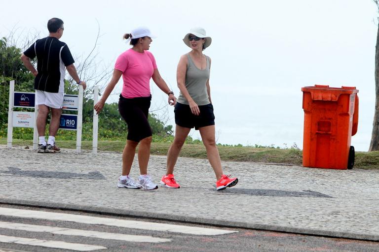 Fátima Bernardes em caminhada matinal 