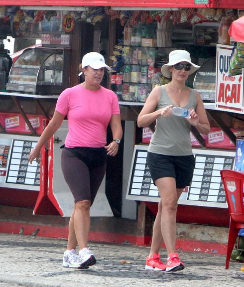 Fátima Bernardes em caminhada matinal 