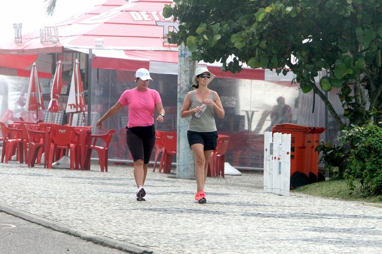 Fátima Bernardes em caminhada matinal 