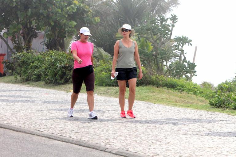 Fátima Bernardes em caminhada matinal 