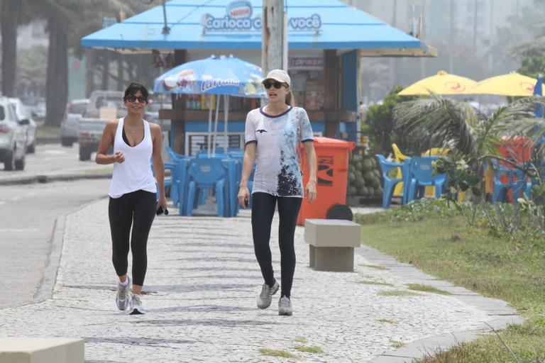 Grazi Massafera caminha ao lado da amiga Aninha Lima 