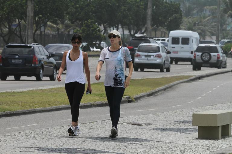 Grazi Massafera caminha ao lado da amiga Aninha Lima 