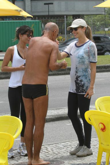 Grazi Massafera caminha ao lado da amiga Aninha Lima 