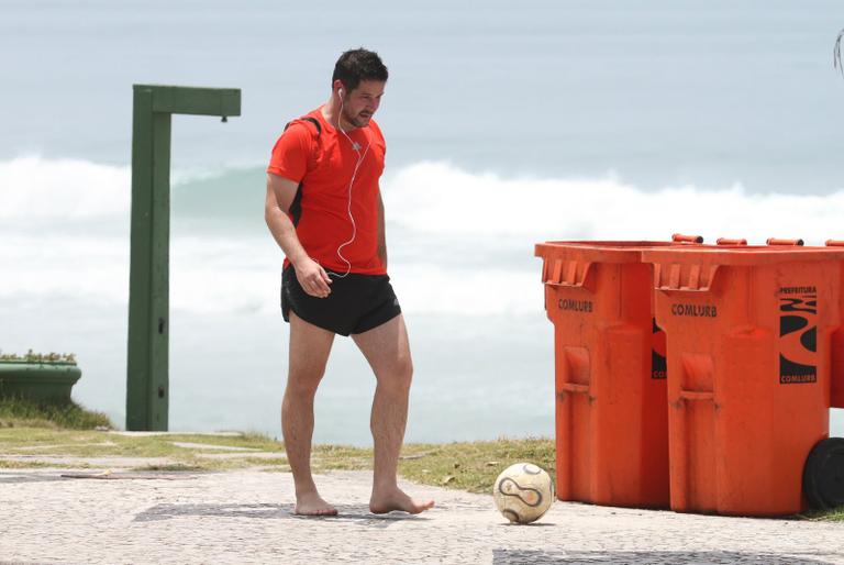 Murilo Benício joga futebol na orla da praia