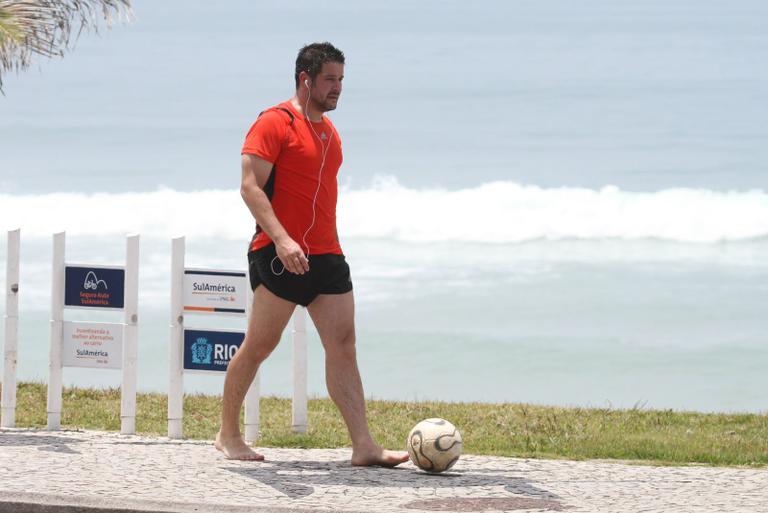 Murilo Benício joga futebol na orla da praia