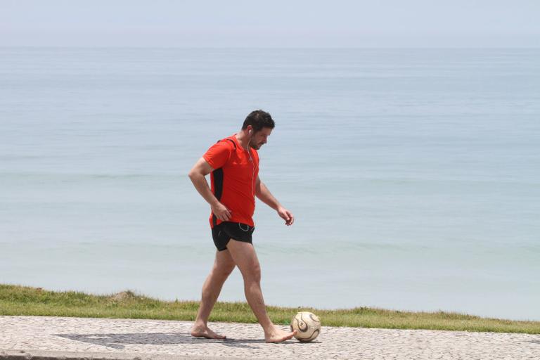 Murilo Benício joga futebol na orla da praia