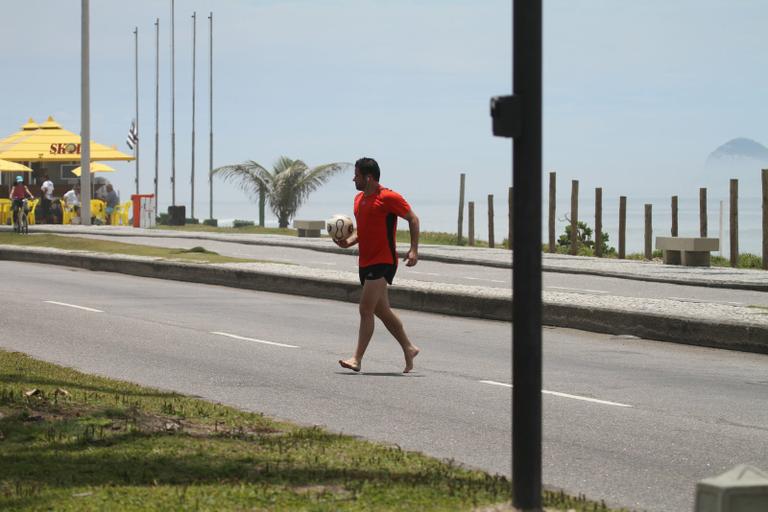 Murilo Benício joga futebol na orla da praia