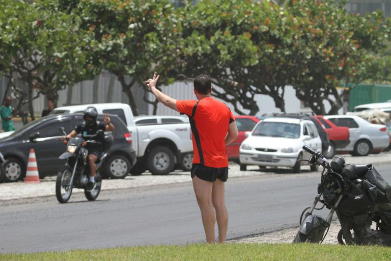 Murilo Benício joga futebol na orla da praia