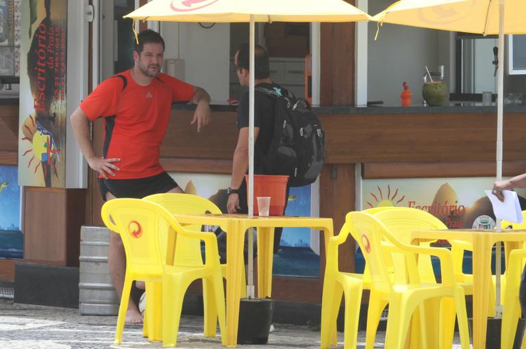 Murilo Benício joga futebol na orla da praia