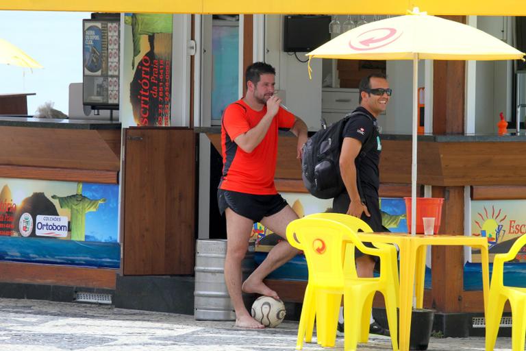 Murilo Benício joga futebol na orla da praia