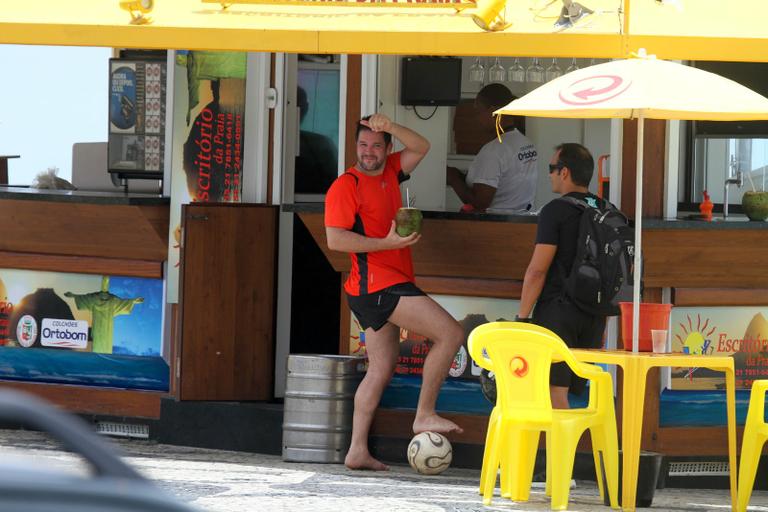 Murilo Benício joga futebol na orla da praia