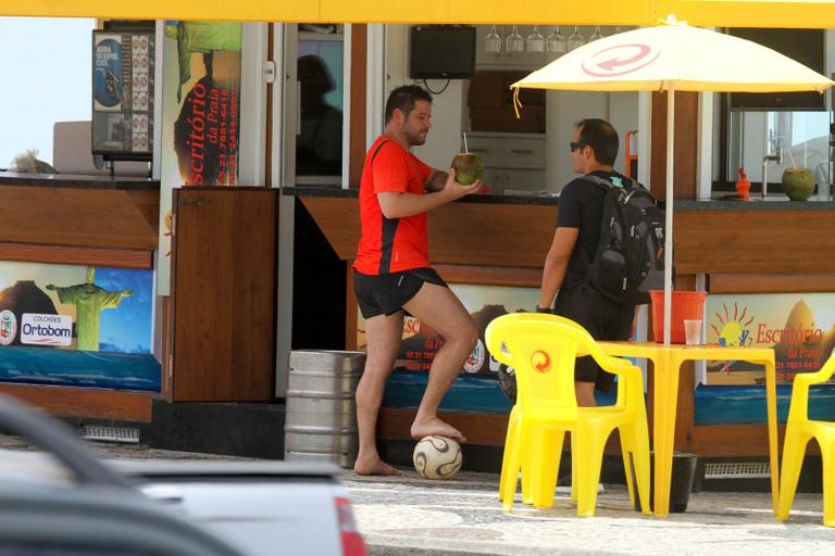 Murilo Benício joga futebol na orla da praia