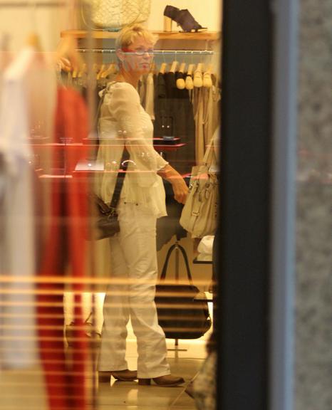 Xuxa faz compras em shopping