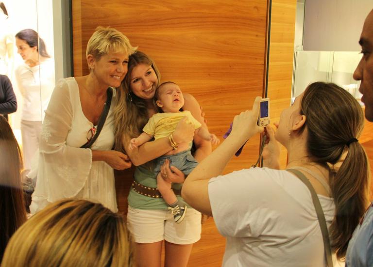 Xuxa atende fãs em shopping