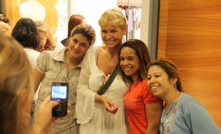 Xuxa atende fãs em shopping