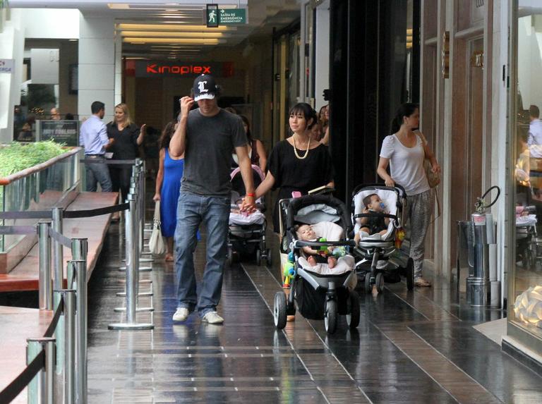 Daniele Suzuki passeia com a família por shopping carioca