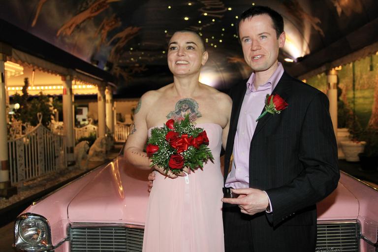 Sinead O'Connor e Barry Herridge se casam em Las Vegas