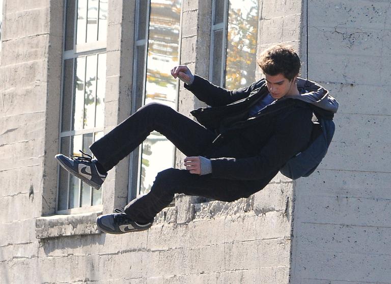 Andrew Garfield roda 'O Espetacular Homem-Aranha' pendurado por cabos de aço