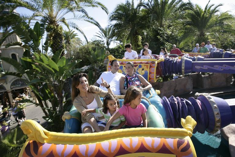 Beth Szafir com o filho Salomão, a nora Nara Fachada, e as netas Maria Eduarda e Fernanda