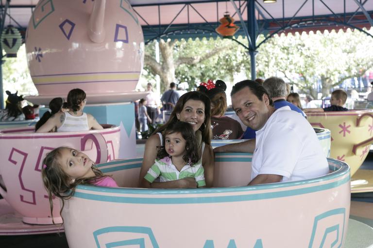 Salomão Szafir com a mulher Nara Fachada e as filhas Maria Eduarda e Fernanda