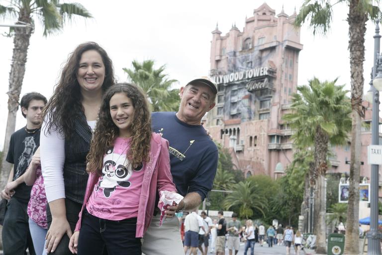 Renato Aragão com Lilian e Lívian na Disney