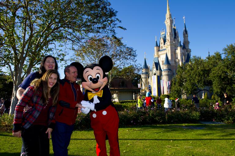 Renato Aragão com Lilian e Lívian na Disney