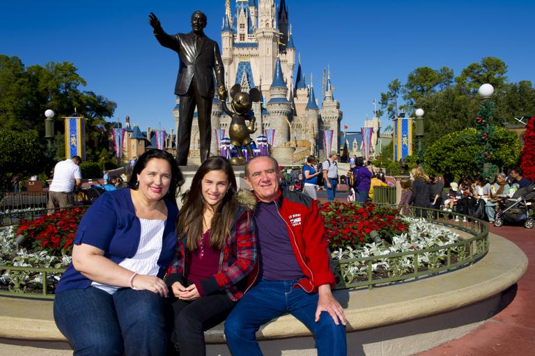 Renato Aragão com Lilian e Lívian na Disney